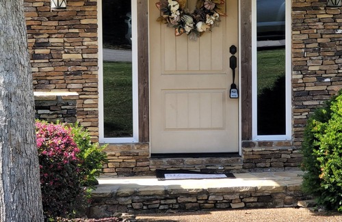 Ooltewah House | Great adult retreat for ten to spread out, 3 queen & 4 twin beds, 2.5 baths.