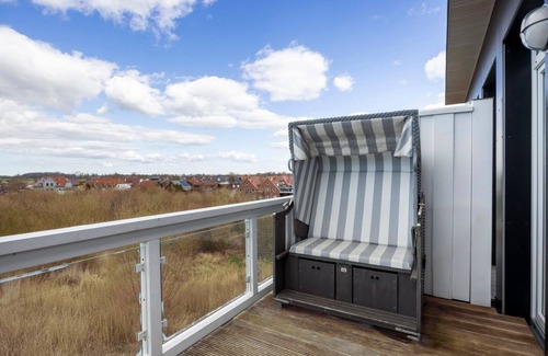 Wremen Apartment | Great apartment near the beach with sauna, sea view, two balconies & beach chair!
