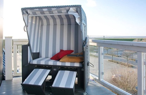 Wremen Apartment | Great apartment near the beach with sauna, sea view, two balconies & beach chair!