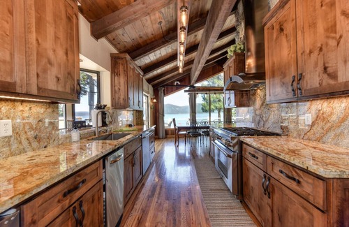 Lake Almanor Country Club House | Great Beach - Lakefront home at Lake Almanor Country Club