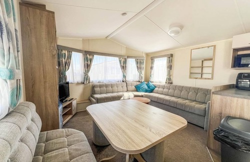 Hunstanton House | Great caravan for hire by the beach in Norfolk, by Hunstanton beach ref 13005L