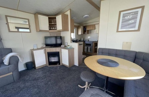 Clacton-on-Sea Cabin | Great Caravan With Homely Feel in Clacton-on-sea