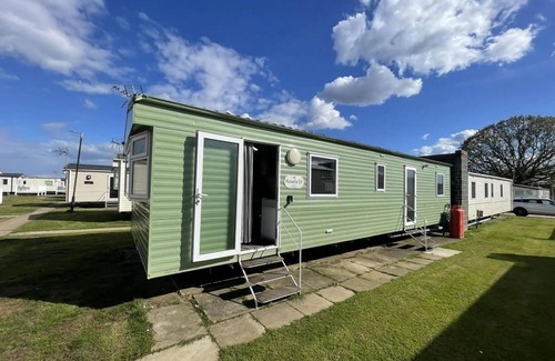 Clacton-on-Sea Cabin | Great Caravan With Homely Feel in Clacton-on-sea