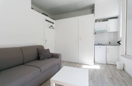 Louis Bertrand-Mirabeau-Semard Apartment | Great cosy studio minutes away from the metro!