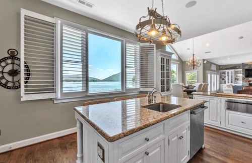 Huddleston House | Great Dock! Wifi, Propane Fire-Pit! Come Visit "Dock Holiday"!