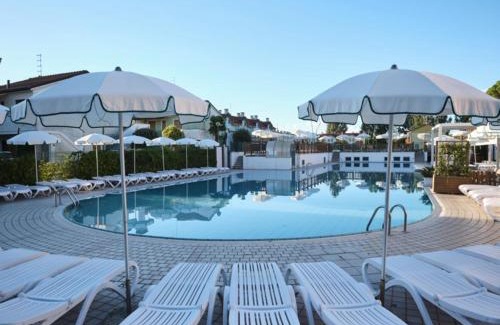 Rosapineta Apartment | Great flat in a residence with pool in Rosolina