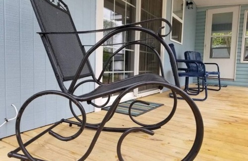 Lakeview Cottage | Great Front Porch with 3 Bedrooms and King Bed