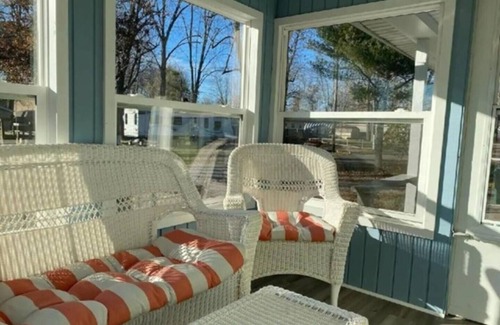 Lakeview Cottage | Great Front Porch with 3 Bedrooms and King Bed