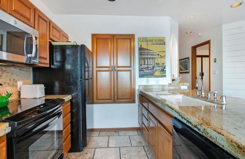 Avalon Condo | Great Hamilton Cove Villa, TWO Steps, Ocean Views, Golf Cart, King Bd, Fireplace