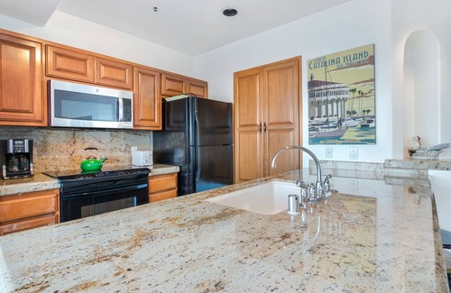 Avalon Condo | Great Hamilton Cove Villa, TWO Steps, Ocean Views, Golf Cart, King Bd, Fireplace