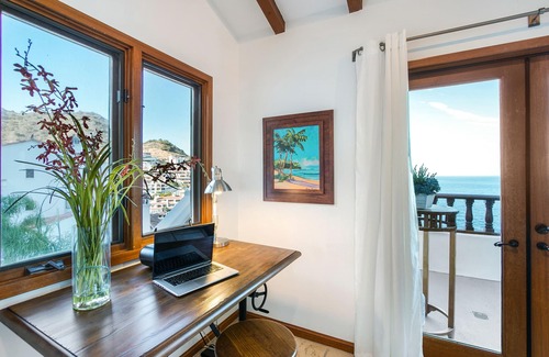 Avalon Condo | Great Hamilton Cove Villa, TWO Steps, Ocean Views, Golf Cart, King Bd, Fireplace