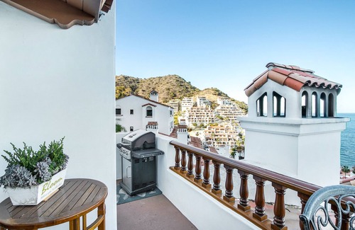 Avalon Condo | Great Hamilton Cove Villa, TWO Steps, Ocean Views, Golf Cart, King Bd, Fireplace