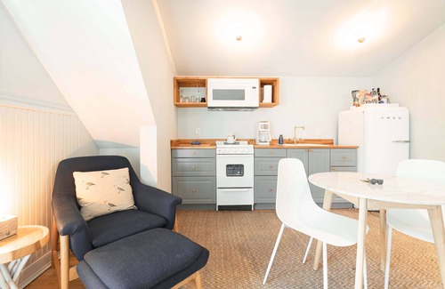 New Castle Apartment | Great Island Inn - Queen Studio Apt - River View