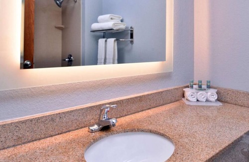 Blaine House | Great Location, 2 Amazing Units w/Free Breakfast Near Wheeling Heritage Port