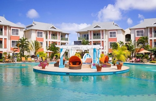 Rodney Bay Apartment | Great Location Near Rodney Bay Marina! 3 Beachfront Suits, Pool, Free Parking!
