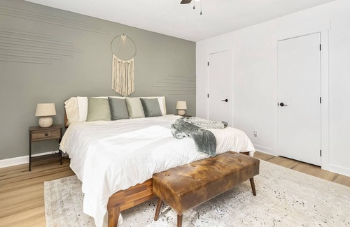 Matthews House | Great Location | Newly Renovated Home in Matthews | 3 BR Dog Friendly | Parking
