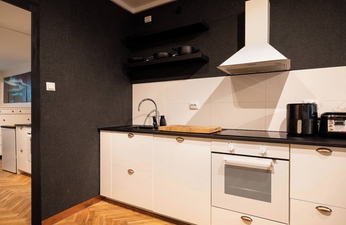 Kallio Apartment | Great location/transport/amenities. 1-8 people FREE CONTINENTAL BREAKFAST & WIFI