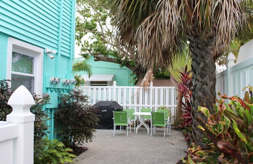 Bradenton Beach Condo | * GREAT LOCATION 3 BLKS TO BEACH! Anna Maria Island