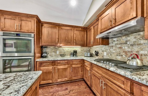 South Lake Tahoe House | Great location- walk to Heavenly! Tahoe woods #603