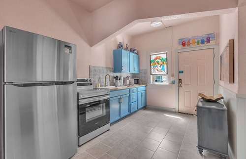 Gulfport Condo | 🌴Great Location☀Walk To Beach🐬Ledoux Carre' #1🐠Historic Charm! Pet Friendly