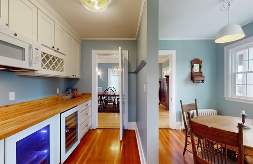 Hillcrest House | Great Location| Walk to Main Street| Large Groups