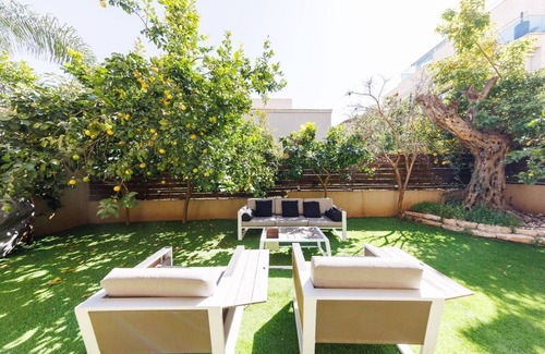 Hod HaSharon House | Great neighborhood ! great for large group of people.