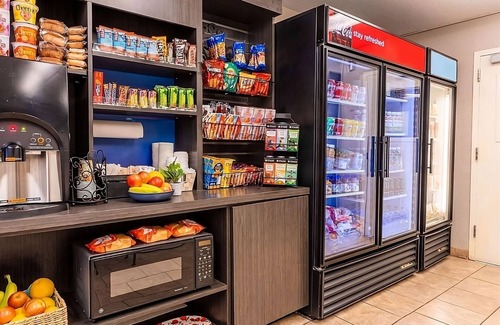 Plano Hotel | Great Pick for Your Next Staycation! Unit with Full Kitchen, Pets are Welcome!