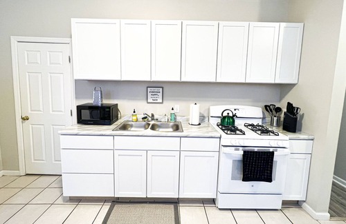 Ross Township Apartment | Great PITT Location - 2BR w/Fast Wifi + Free Parking!