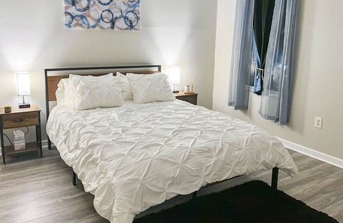Ross Township Apartment | Great PITT Location - 2BR w/Fast Wifi + Free Parking!