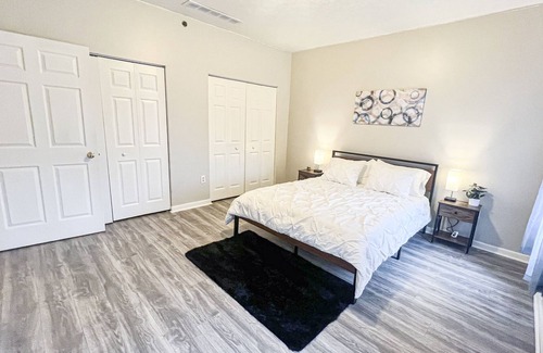 Ross Township Apartment | Great PITT Location - 2BR w/Fast Wifi + Free Parking!