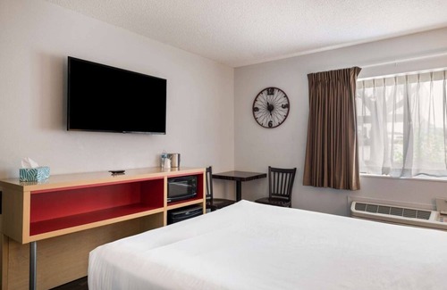 Ontario Hotel | Great Place to Stay! Indoor Pool, Pet-friendly, Free Parking and Breakfast