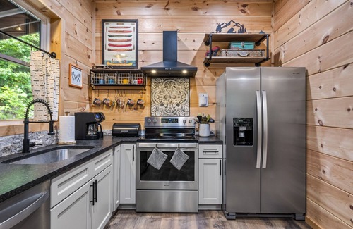 Gatlinburg - Pigeon Forge Cabin | Great prices! Cozy new cabin 5 miles to Pigeon Forge Parkway! Dollywood 7 miles
