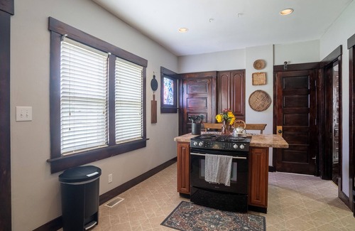 Dayton House | *GREAT PRICES*NEW*6 Bed*2.5 Bath*Next to UD*Sleeps 14*Kid Friendly*PATIO