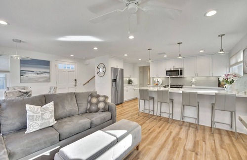 South Mission Beach House | Great Rates at Sun Drenched Coastal Modern Couple's Retreat Steps from the Sand!