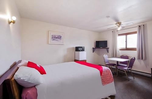 Cheyenne Wells House | Great Relaxing Overnight Stay! Free Parking, Near Kit Carson Museum