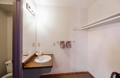 Cheyenne Wells House | Great Relaxing Overnight Stay! Free Parking, Near Kit Carson Museum