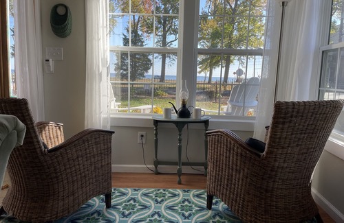 Colonial Beach House | Great River Views, walk to Beach !