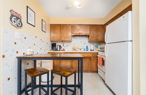 Hickory Hills Apartment | Great suburban location! Perfect for solo or couple travelers