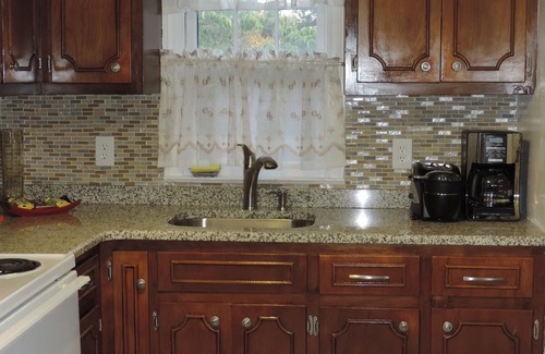 Baldwin House | Great updated Long Island Entire Apartment Nr Airport, Beaches, Train, College