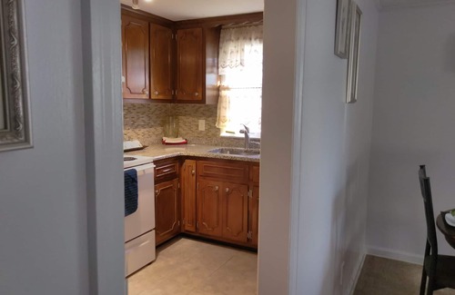 Baldwin House | Great updated Long Island Entire Apartment Nr Airport, Beaches, Train, College
