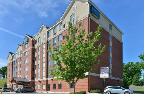 Aquia Harbour Condo | Great Value! Relaxing Retreat in Stafford! Shared Indoor Pool + 24h Business Center