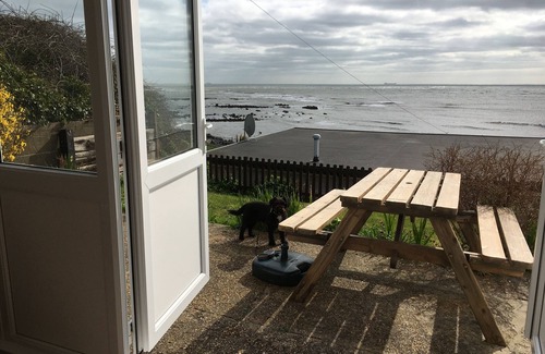 Ventnor Ski Chalet | GREAT VALUE VILLA WITH SUPERB SEA VIEW, DOG FRIENDLY, BEACH 10 MINS WALK