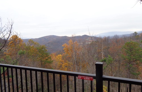 Chalet Village North Cabin | Great View & Location! 2 minutes to Gatlinburg & 7 minutes to Pigeon Forge