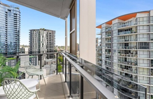 South Brisbane Apartment | Great Views, Pool, High Level Boutique Apt with Carpark