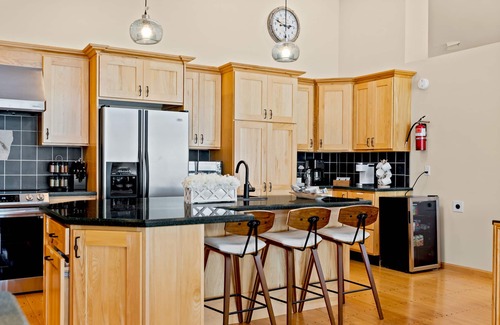 Puget Sound House | Great Views! Sleeps 10, Beachfront Hood Canal, Olympic NP, Kayaks, Game Room
