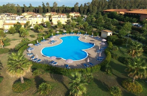 Pizzo Apartment | Green Bay; a comfortable one-bedroom ground floor apartment with communal pool