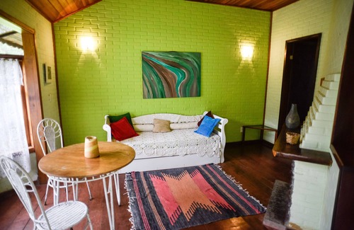 Centro Ski Chalet | Green chalet with fireplaces, hydro, sauna on the banks of the Rio Preto in Visconde de Mauá