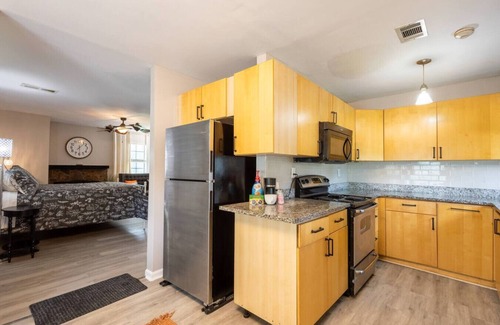 West End Apartment | Green Door Retreat Near Downtown Atlanta
