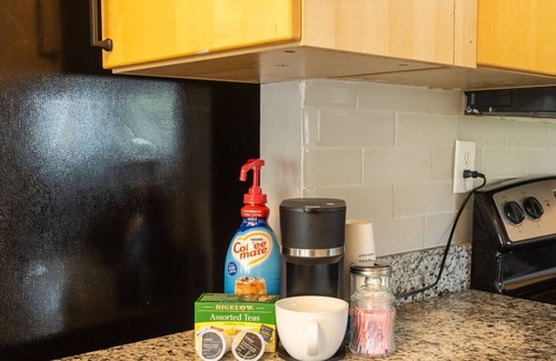 West End Apartment | Green Door Retreat Near Downtown Atlanta