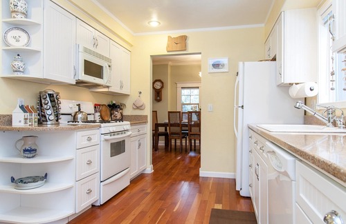 Old Bend House | Green Gables-2 Fireplaces,Salt Hot tub, 100+mbps Wifi, AC, Bikes, Big Yard,Walk!